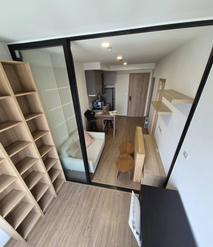For rent: The Livin Phetkasem 37. Nice room, fully furnished, complete amenities. Book now!