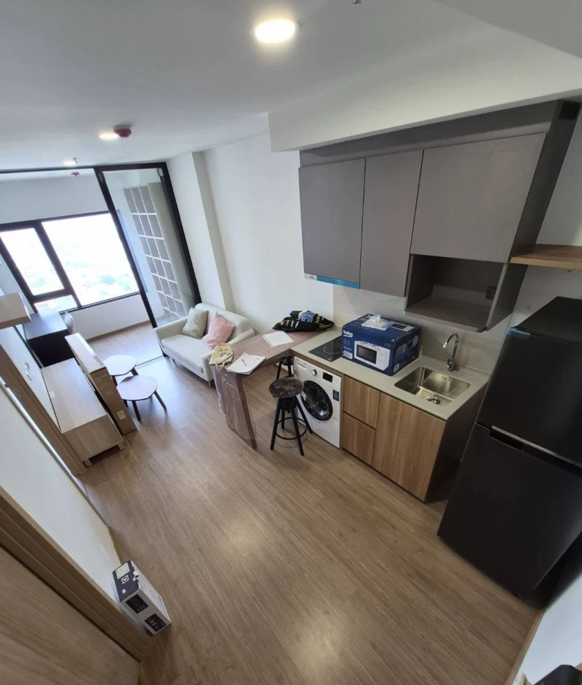 For rent: The Livin Phetkasem 37. Nice room, fully furnished, complete amenities. Book now!
