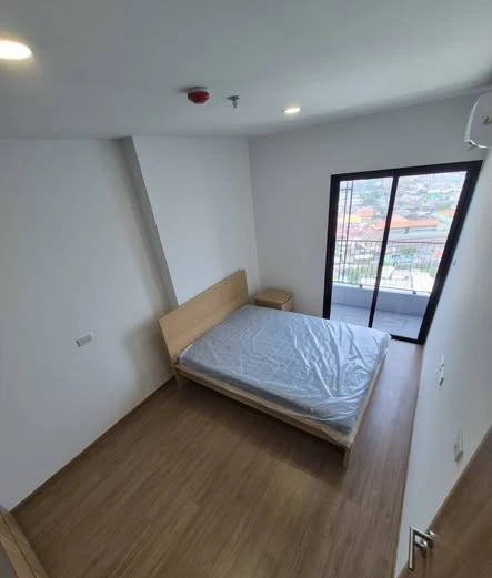 For rent: The Livin Phetkasem 37. Nice room, fully furnished, complete amenities. Book now!