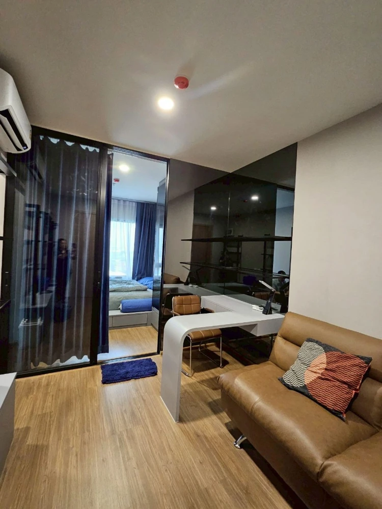 For rent: The Livin Phetkasem 37. Nice, fully furnished room. Book now! Don't wait!