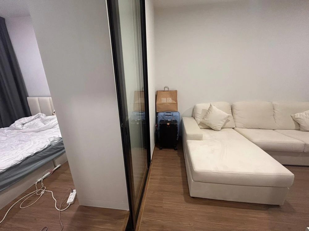 For rent: The Livin Phetkasem 37, room ready to move in, fully furnished, electrical appliances ready, hurry and reserve now.