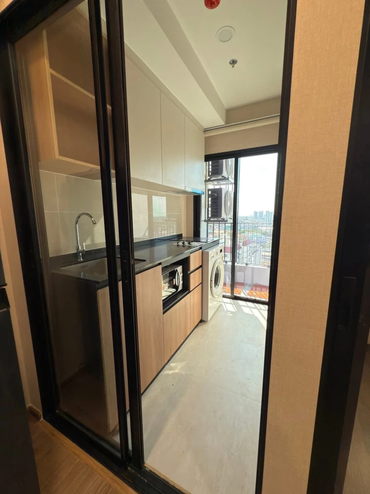 For rent: The Livin Phetkasem 37, room ready to move in, fully furnished, electrical appliances ready, hurry and reserve now.