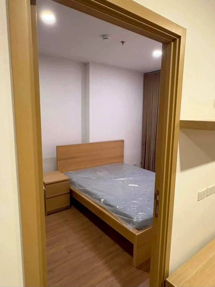 For rent: The Livin Phetkasem 37. Beautiful, clean room, ready to move in immediately.
