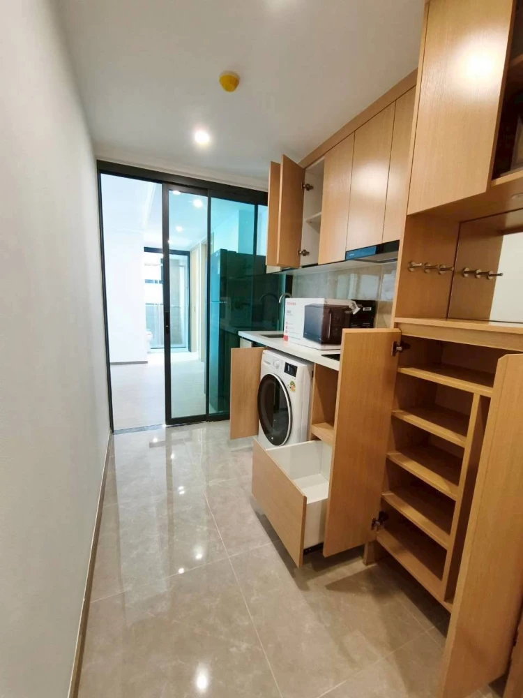 For rent: The Livin Phetkasem 37. Beautiful, clean room, ready to move in immediately.