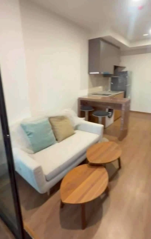 For rent: The Livin Phetkasem 37. Beautiful, clean room, ready to move in immediately.