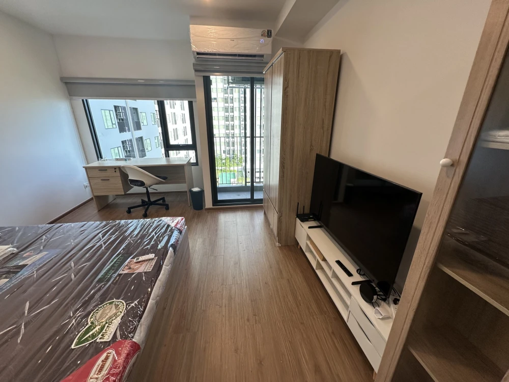 For rent: The Livin Ramkhamhaeng, ready to move in, balcony with swimming pool view, fully furnished, electrical appliances included, hurry and book b