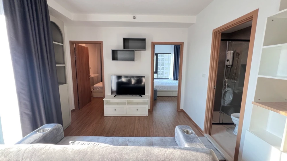 For rent: The Livin Ramkhamhaeng, corner unit, pool view, fully furnished, ready to move in. Book now!