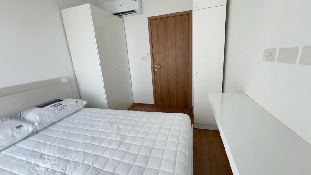 For rent: The Livin Ramkhamhaeng, corner unit, pool view, fully furnished, ready to move in. Book now!