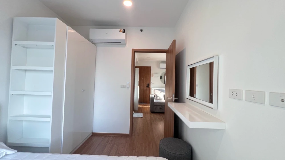 For rent: The Livin Ramkhamhaeng, corner unit, pool view, fully furnished, ready to move in. Book now!