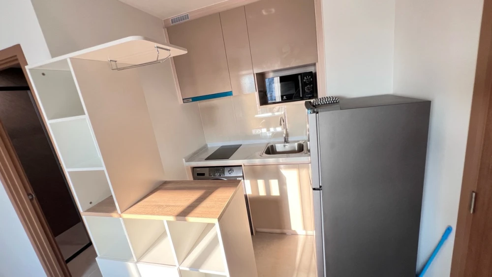 For rent: The Livin Ramkhamhaeng, corner unit, pool view, fully furnished, ready to move in. Book now!