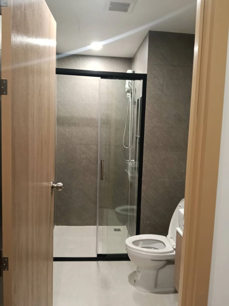 For rent: The Livin Phetkasem 37, 1 bedroom, 1 multipurpose room, fully furnished with appliances. Convenient and comfortable living in one unit.