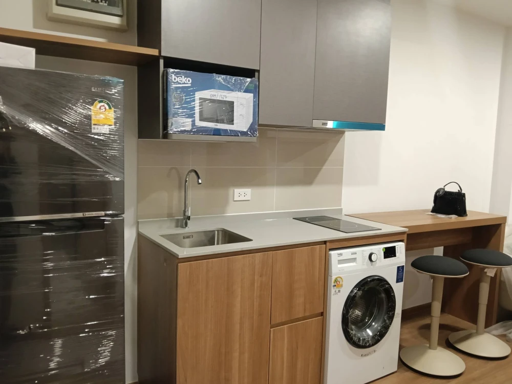 For rent: The Livin Phetkasem 37, 1 bedroom, 1 multipurpose room, fully furnished with appliances. Convenient and comfortable living in one unit.