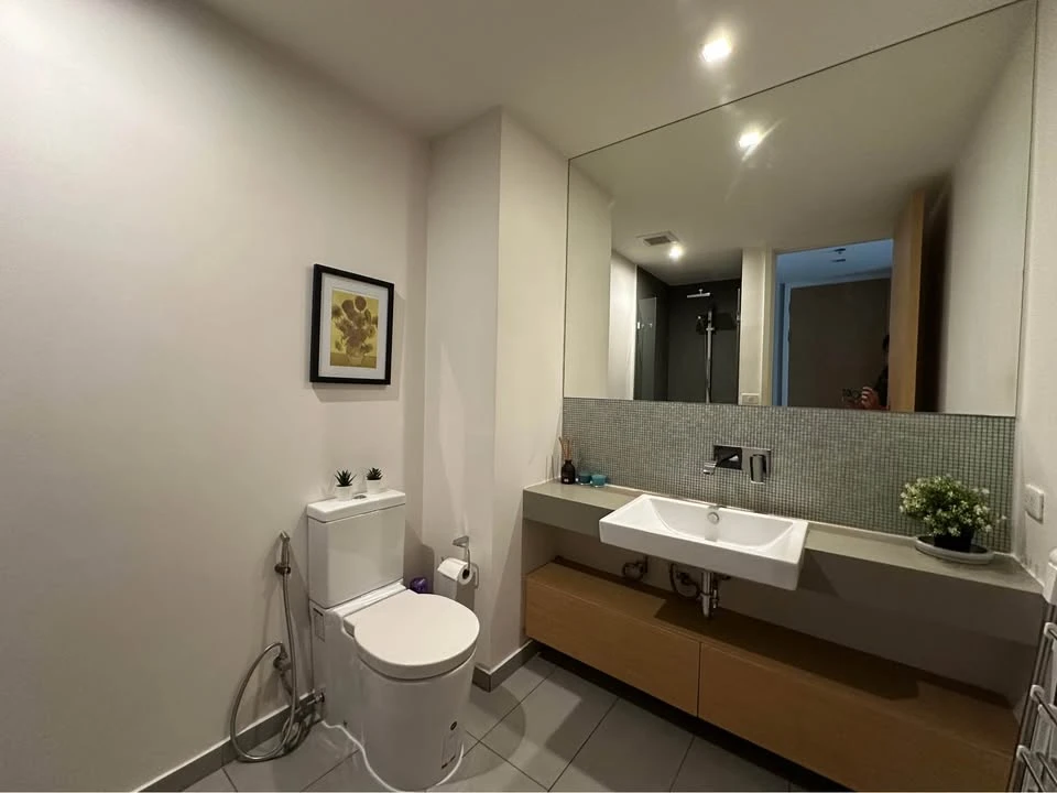 For rent: The Loft Ekkamai, 24th floor, very high, beautifully decorated room, complete functions, ready to move in.