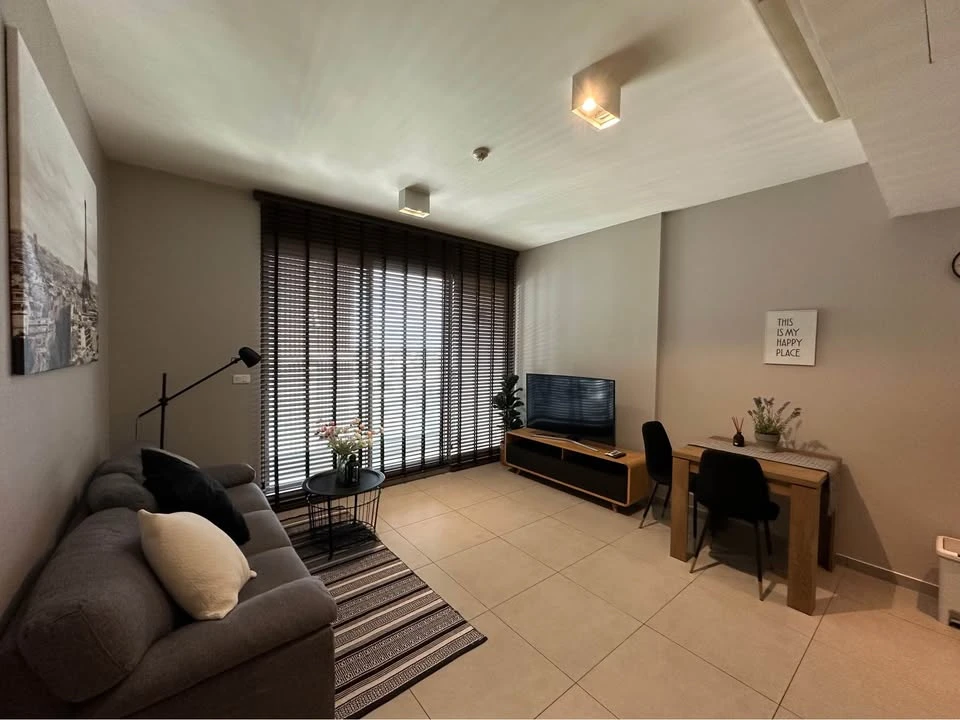 For rent: The Loft Ekkamai, 24th floor, very high, beautifully decorated room, complete functions, ready to move in.
