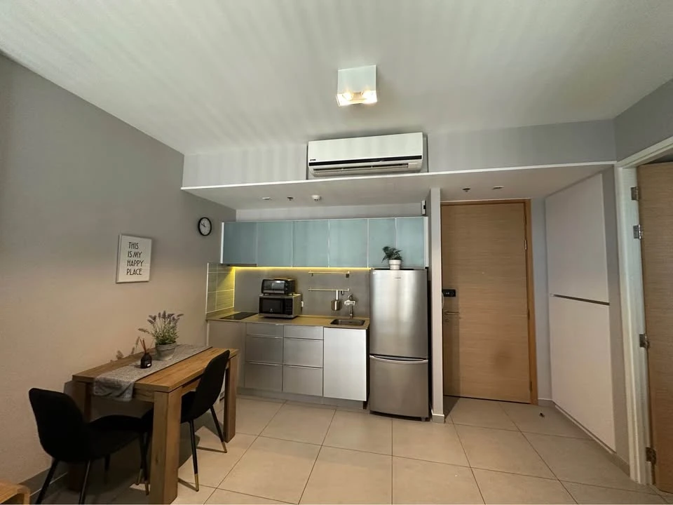 For rent: The Loft Ekkamai, 24th floor, very high, beautifully decorated room, complete functions, ready to move in.