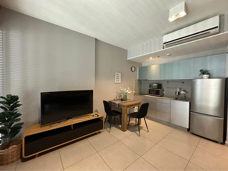 For rent: The Loft Ekkamai, 24th floor, very high, beautifully decorated room, complete functions, ready to move in.