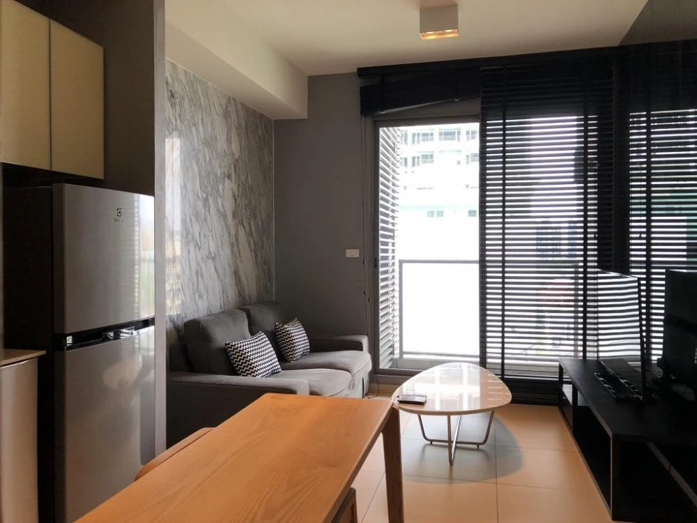 For rent: The Loft Ekkamai, 9th floor. A lovely, fully furnished unit—book now before it’s gone!