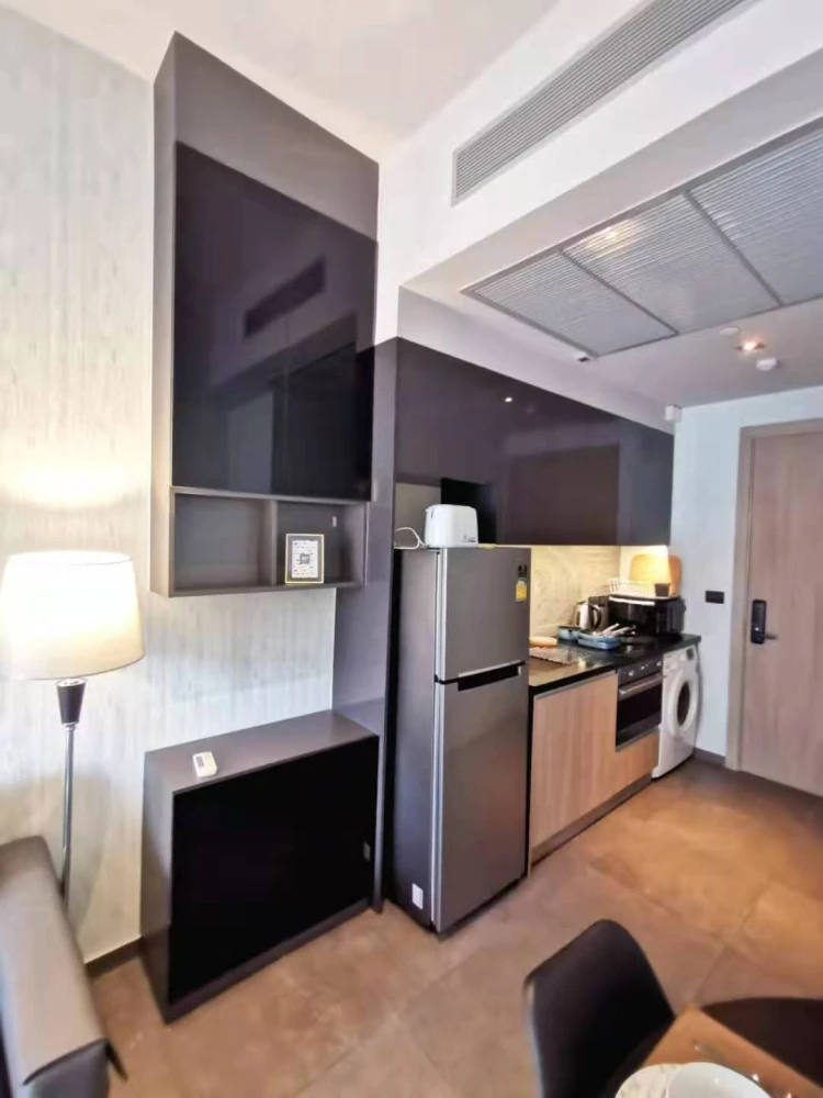 ให้เช่า The Lofts Asoke 1 ห้องนอน ติดวอลเปเปอร์อย่างดี ตกแต่งครบครัน ดีแบบนี้จะรออะไร
