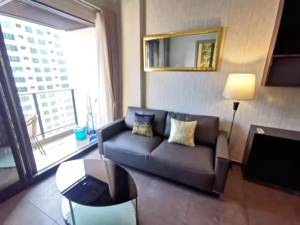 ให้เช่า The Lofts Asoke 1 ห้องนอน ติดวอลเปเปอร์อย่างดี ตกแต่งครบครัน ดีแบบนี้จะรออะไร