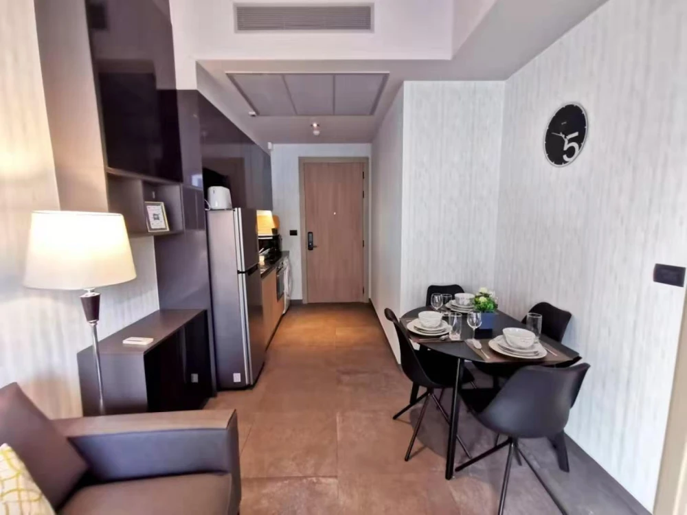 ให้เช่า The Lofts Asoke 1 ห้องนอน ติดวอลเปเปอร์อย่างดี ตกแต่งครบครัน ดีแบบนี้จะรออะไร