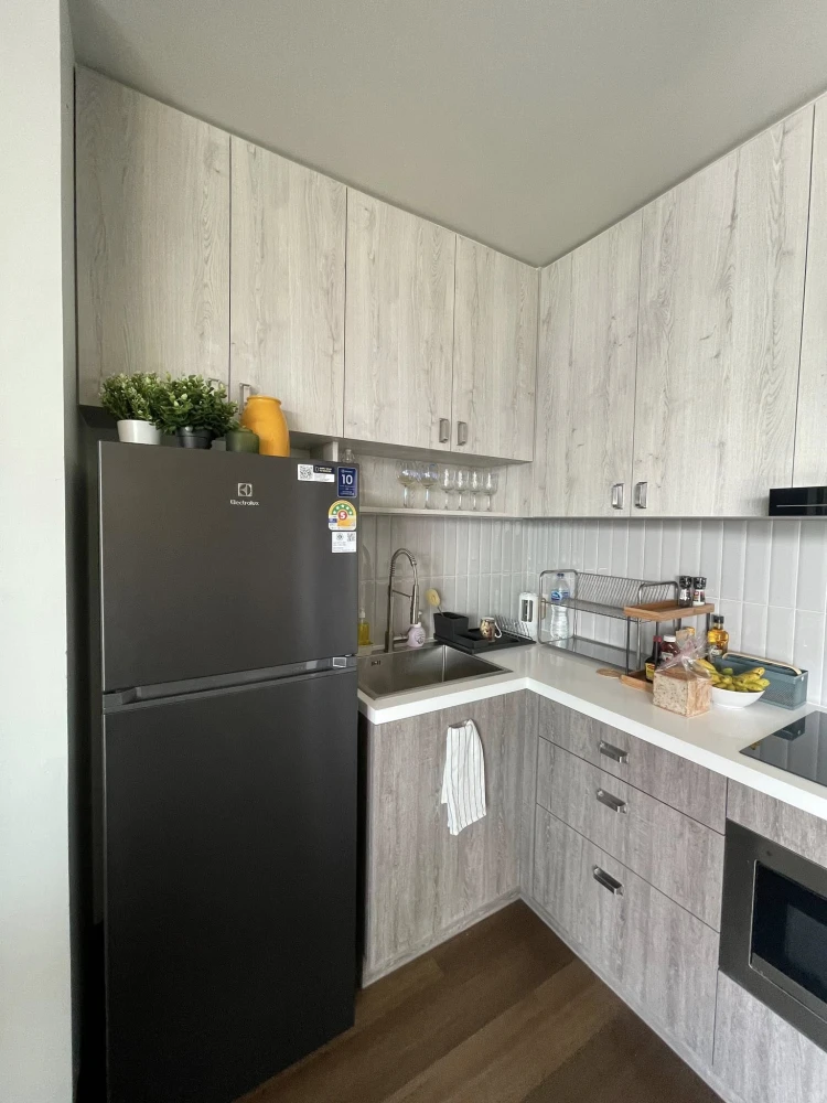 For rent: The Lofts Yennakart, spacious room, comfortable, fully furnished, book now, don't wait.