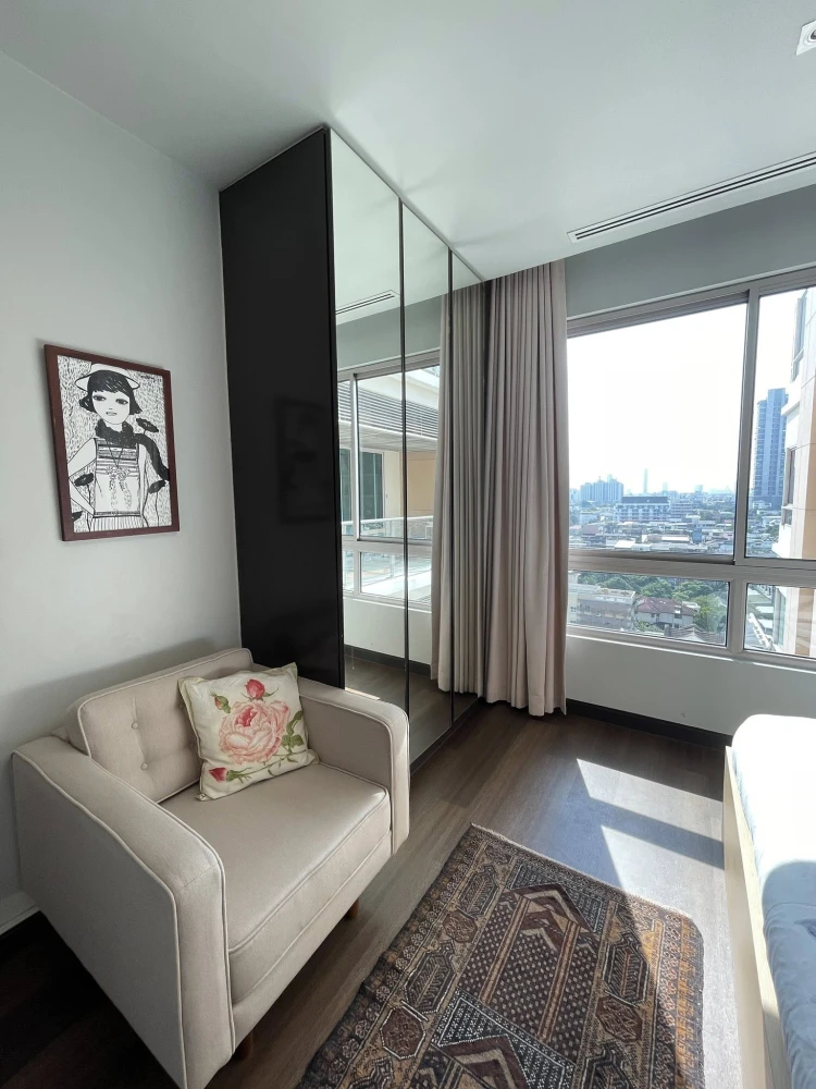 For rent: The Lofts Yennakart, spacious room, comfortable, fully furnished, book now, don't wait.