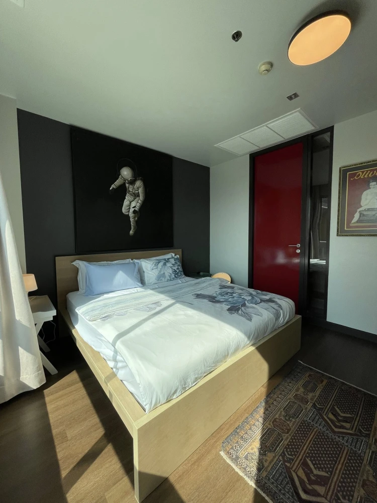 For rent: The Lofts Yennakart, spacious room, comfortable, fully furnished, book now, don't wait.