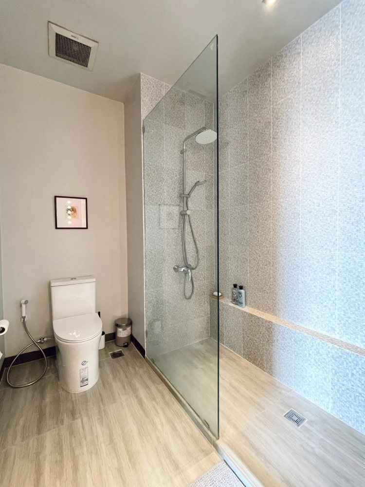 For rent: The Lofts Yennakart, spacious room, comfortable, fully furnished, book now, don't wait.