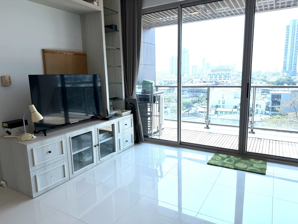 For rent: The Lofts Yennakart. Spacious and comfortable room with complete amenities. Book now!