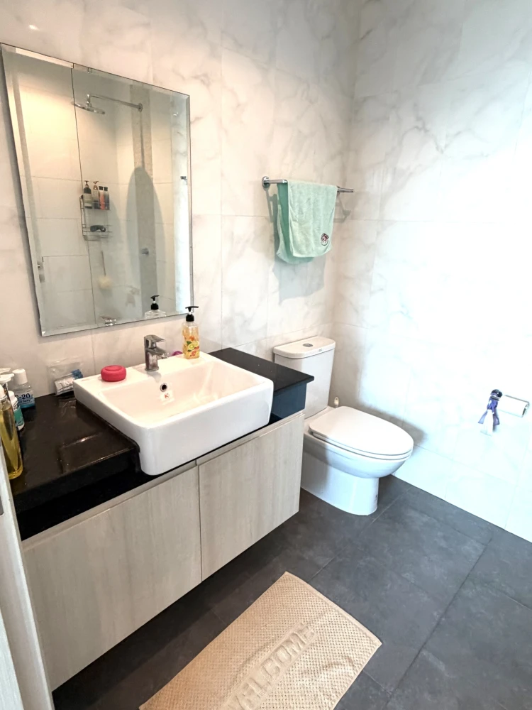 For rent: The Lofts Yennakart. Spacious and comfortable room with complete amenities. Book now!