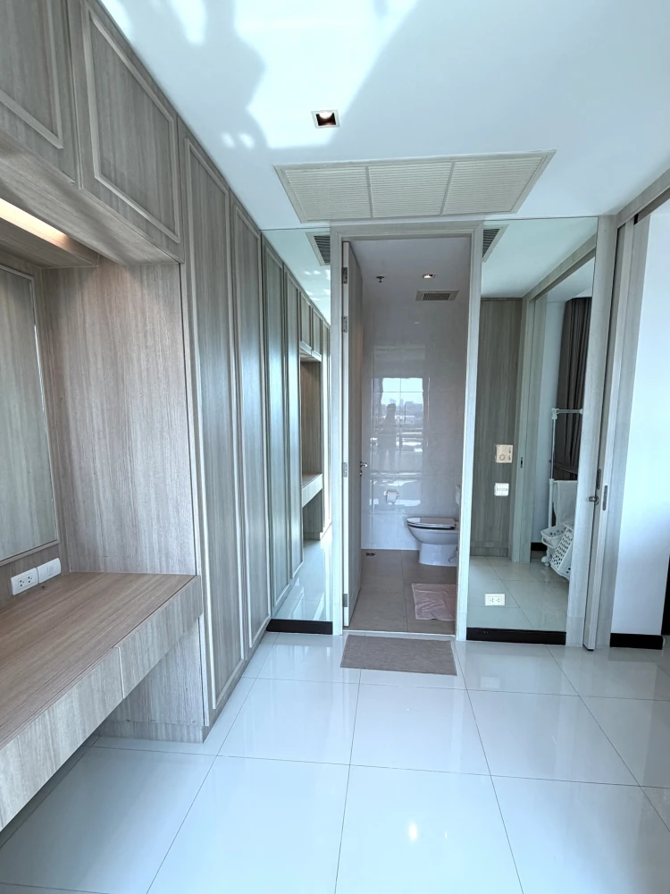 For rent: The Lofts Yennakart. Spacious and comfortable room with complete amenities. Book now!