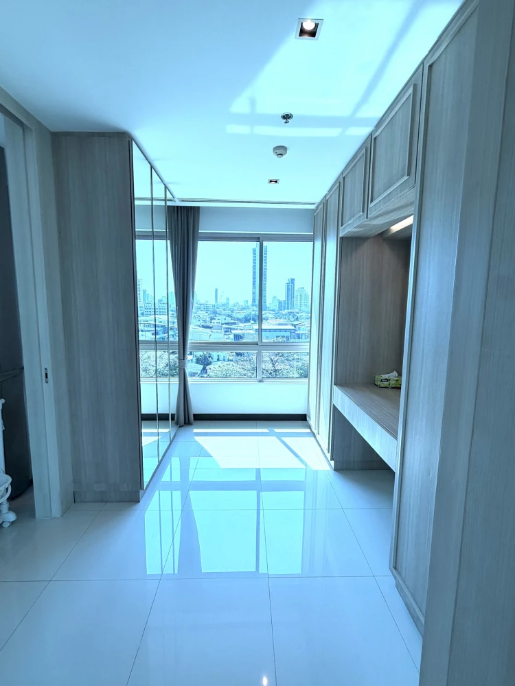 For rent: The Lofts Yennakart. Spacious and comfortable room with complete amenities. Book now!