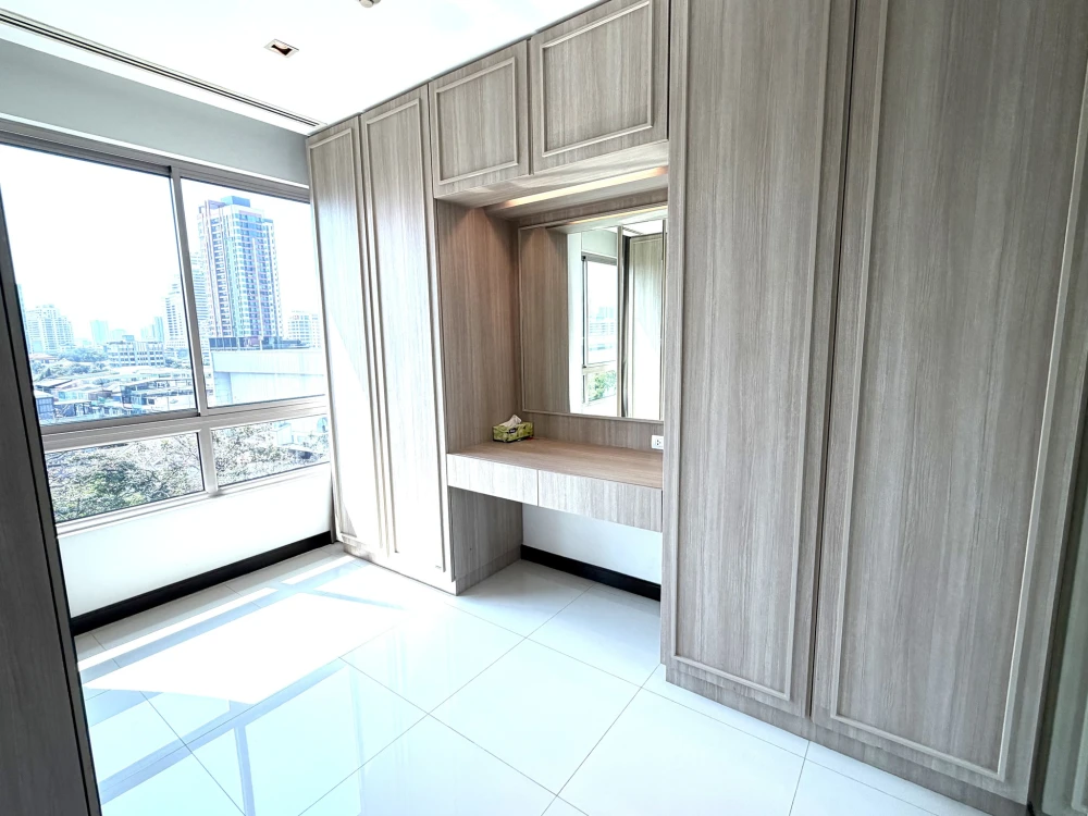 For rent: The Lofts Yennakart. Spacious and comfortable room with complete amenities. Book now!
