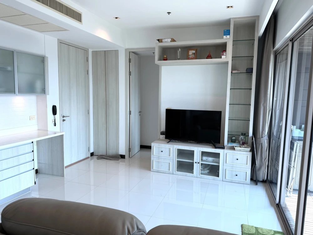 For rent: The Lofts Yennakart. Spacious and comfortable room with complete amenities. Book now!