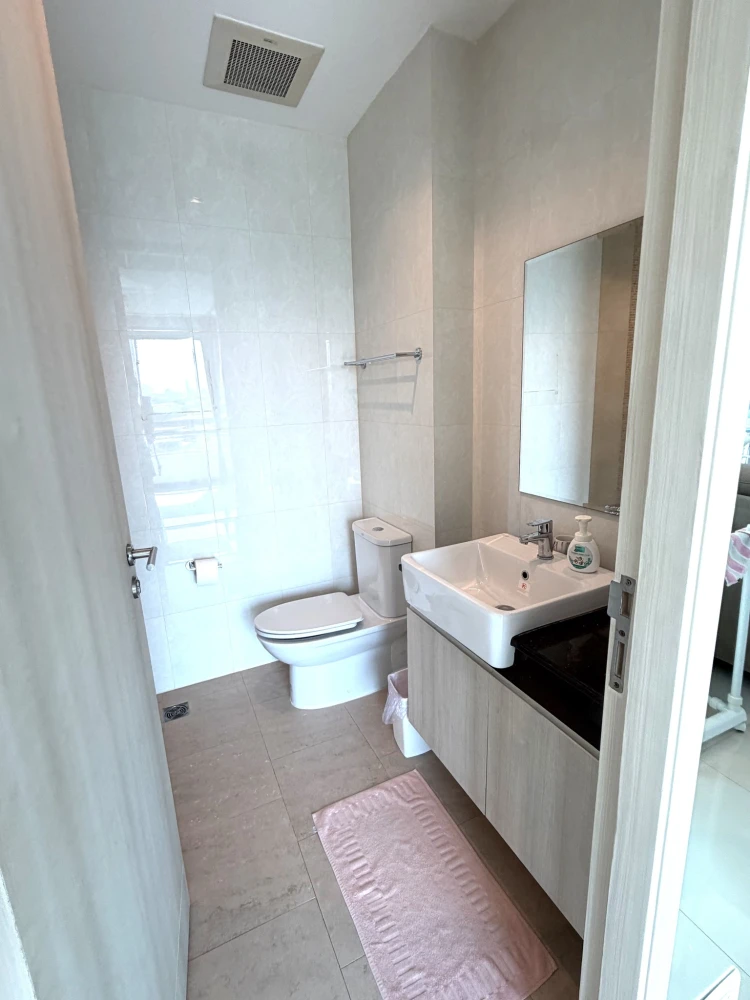 For rent: The Lofts Yennakart. Spacious and comfortable room with complete amenities. Book now!