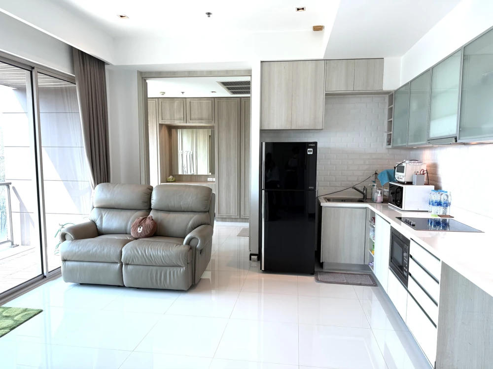 For rent: The Lofts Yennakart. Spacious and comfortable room with complete amenities. Book now!