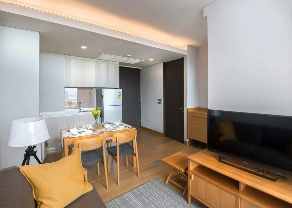 For rent: The Lumpini 24, 27th floor, fully furnished, ready to move in. Book now!