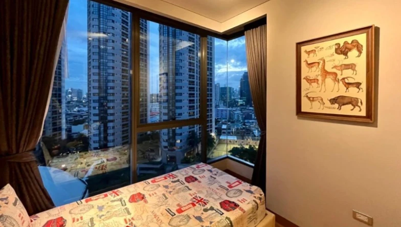 For rent: The Lumpini 24, corner room, great view, fully furnished, nice to live in. If interested, hurry and reserve now, don't delay.