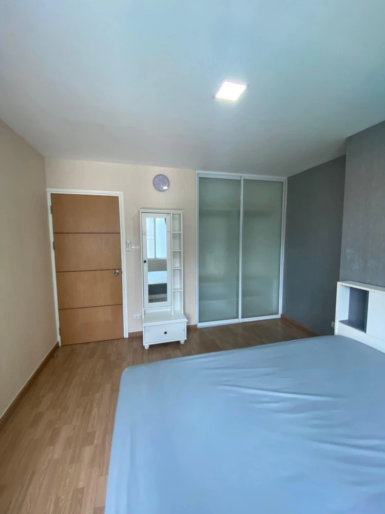 For rent: The Maple Ratchada-Ladprao. Pool view, not hot, quiet and very private corner unit. Book now!