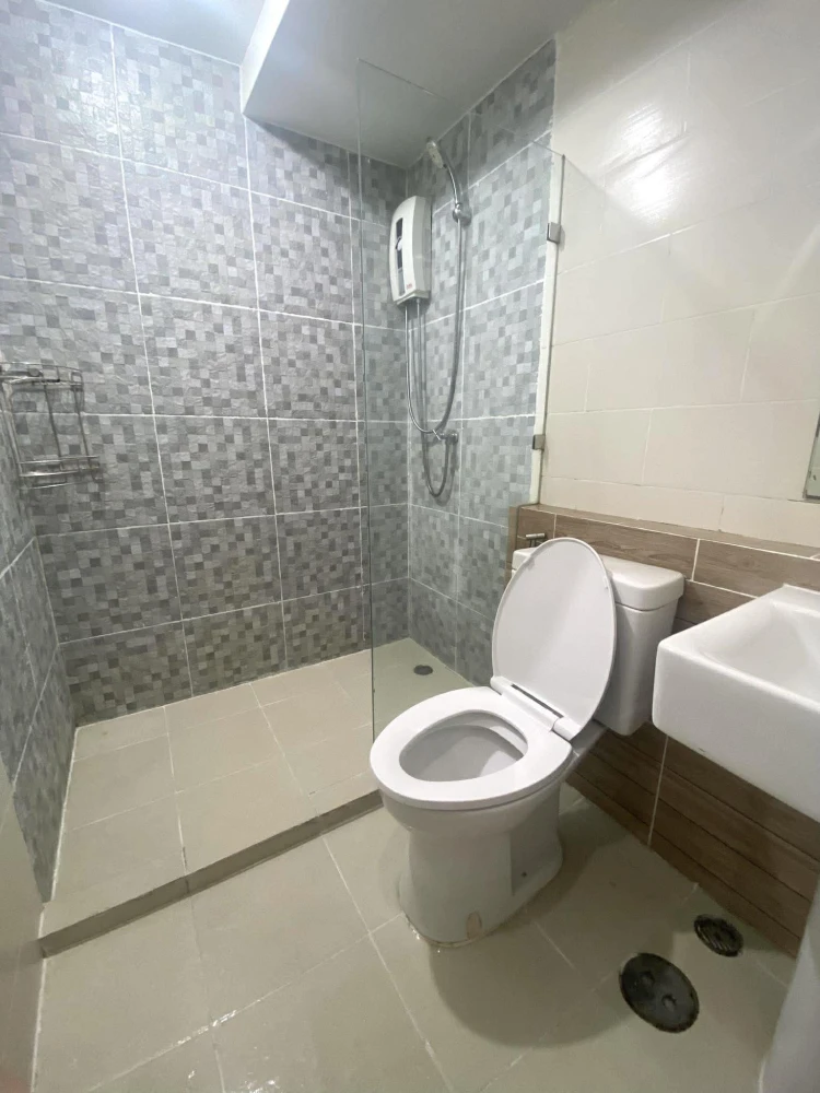 For rent: The Maple Ratchada-Ladprao. Pool view, not hot, quiet and very private corner unit. Book now!