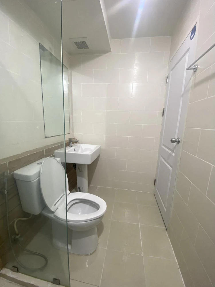 For rent: The Maple Ratchada-Ladprao. Pool view, not hot, quiet and very private corner unit. Book now!
