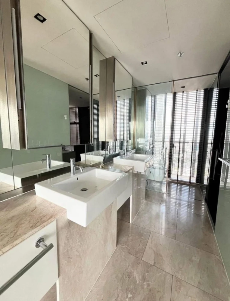 Condo for rent at The Met, 45th floor. Spacious and comfortable. Book now! Don't miss out! Act fast!