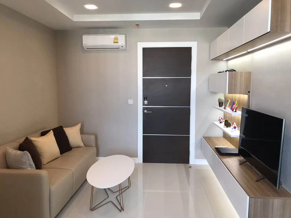 For rent: The Metropolis, north-facing unit, great location, beautiful unblocked view, fully furnished. Don't miss out!