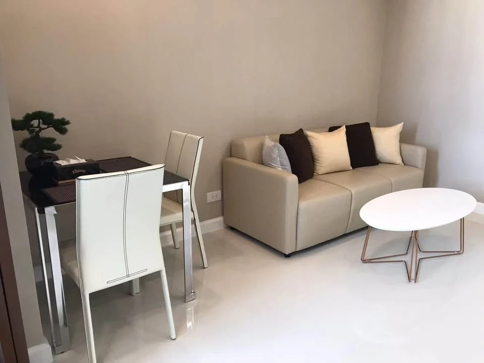 For rent: The Metropolis, north-facing unit, great location, beautiful unblocked view, fully furnished. Don't miss out!