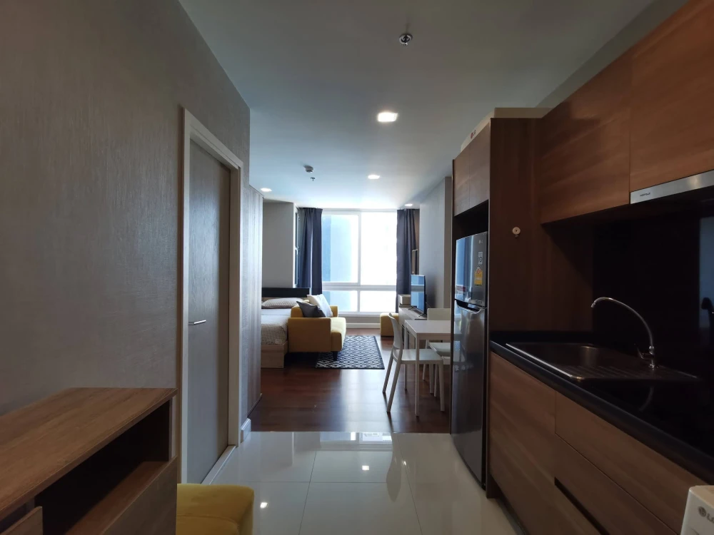 Rent a nice room at The Metropolis, complete with amenities and facilities. Book now!