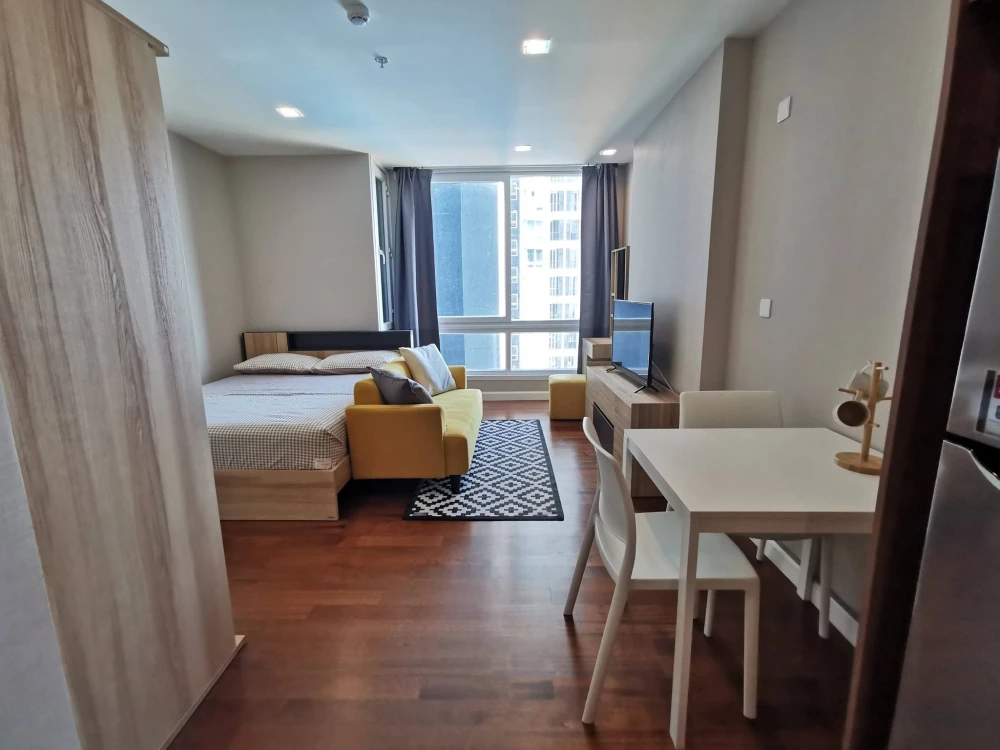 Rent a nice room at The Metropolis, complete with amenities and facilities. Book now!