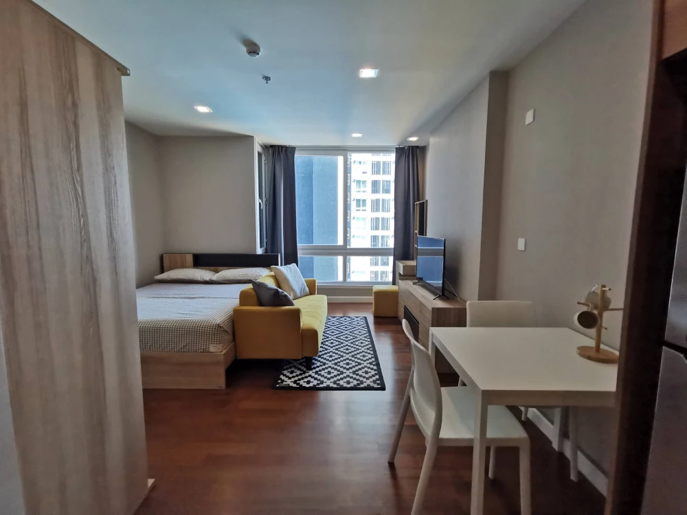 Rent a nice room at The Metropolis, complete with amenities and facilities. Book now!