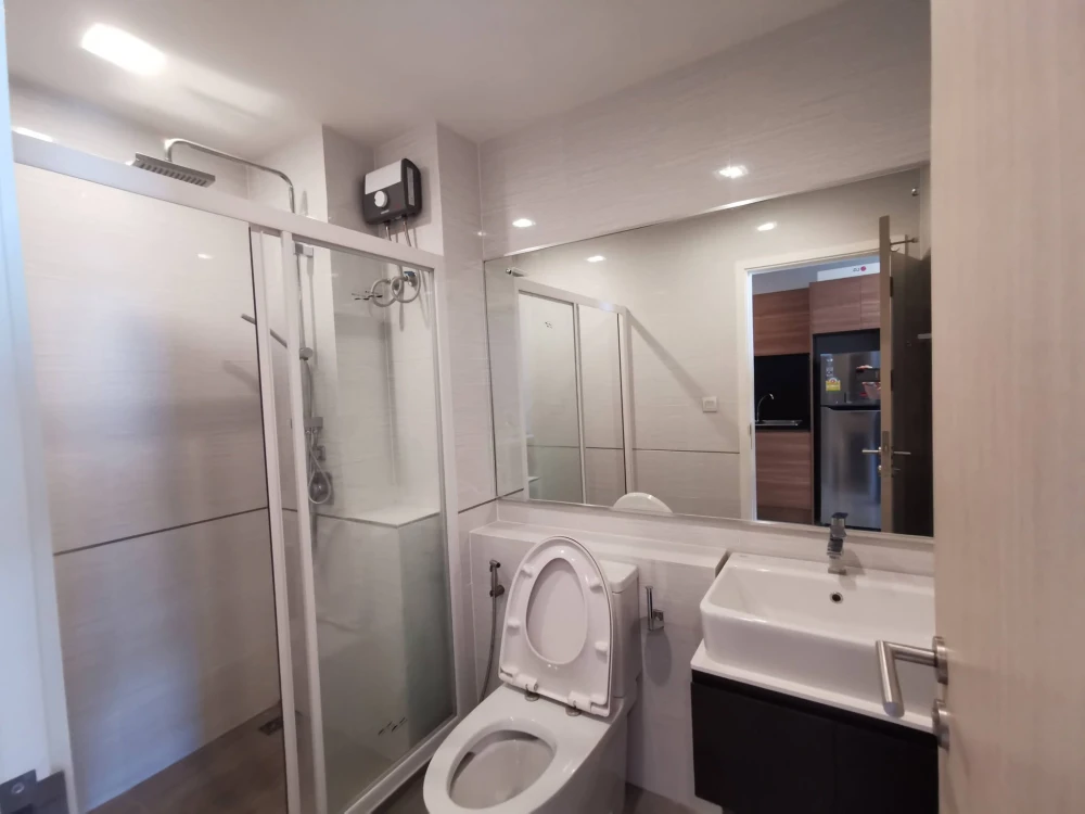 Rent a nice room at The Metropolis, complete with amenities and facilities. Book now!
