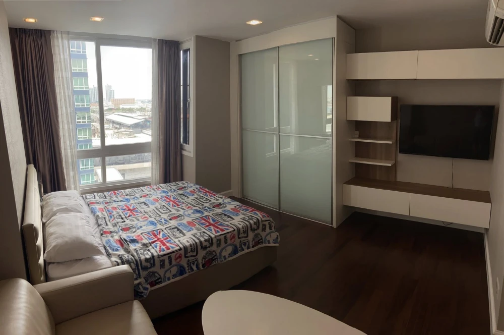 For rent: The Metropolis, studio room, 28 square meters, 12th floor, pool view, fully furnished, this price is a must-see.