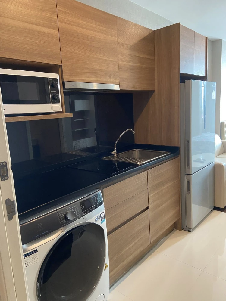For rent: The Metropolis, studio room, 28 square meters, 12th floor, pool view, fully furnished, this price is a must-see.
